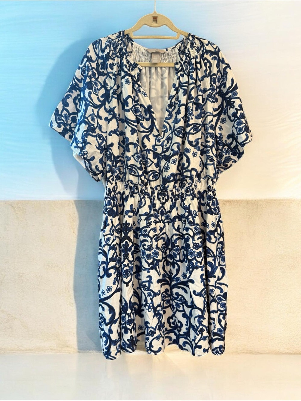 H&M Women's Blue and White Printed V-Neck Dress